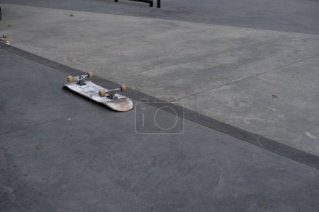 Foto de Un patín volteado en un suelo de asfalto - Imagen libre de derechos