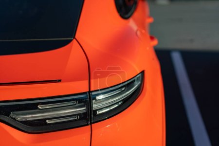 Téléchargez les photos : Un gros plan de lumière orange Porsche cayenne - en image libre de droit