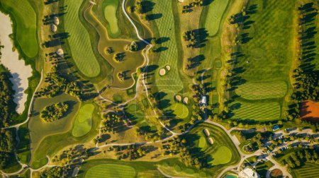 Téléchargez les photos : Vue aérienne des terrains de golf d'Oberwaltersdorf, Autriche - en image libre de droit