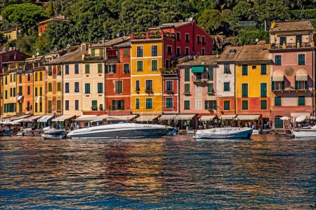Foto de Un río con barcos y coloridos edificios tradicionales en el fondo, la Riviera italiana, Portofino - Imagen libre de derechos