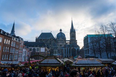 Téléchargez les photos : La cathédrale historique d'Aix-la-Chapelle avec un marché de Noël voisin en Allemagne - en image libre de droit