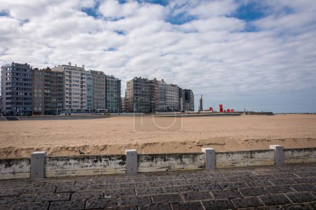 Foto de Vista de la playa de Oostende, con apartamentos frente al mar - Imagen libre de derechos