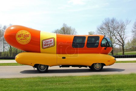 Foto de El famoso vagón de salchichas promocional de Oscar Mayer conduciendo por un camino rural en Plymouth, Wisconsin, EE.UU. - Imagen libre de derechos