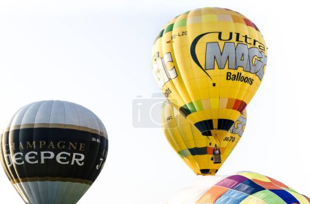 Téléchargez les photos : Un plan à faible angle de montgolfières volant dans les airs lors du 25e Festival européen des montgolfières - en image libre de droit