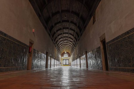 Foto de Catacumba en el Castillo Templario. Largo corredor de siglos de antigüedad. - Imagen libre de derechos