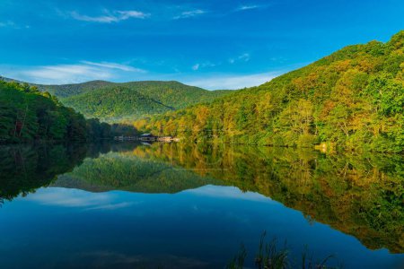 Téléchargez les photos : Un plan incroyable d'un lac entouré d'arbres dans le parc national de Vogel dans la matinée, Géorgie - en image libre de droit