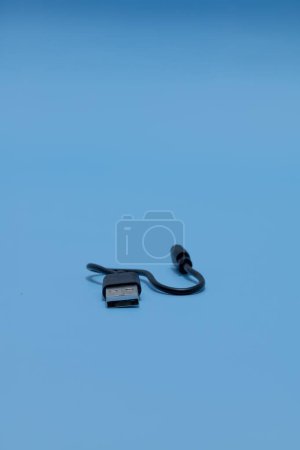 Foto de Un disparo vertical de tipo A a micro cable USB sobre un fondo azul - Imagen libre de derechos