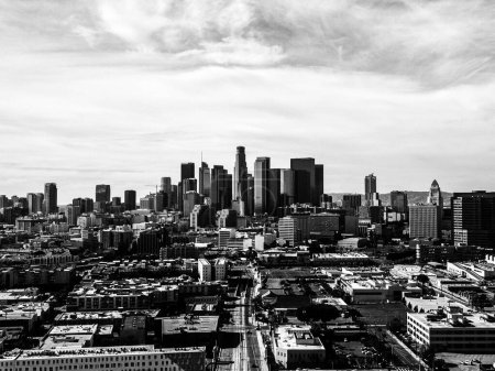 Téléchargez les photos : Une vue en niveaux de gris sur l'horizon moderne du centre-ville de Los Angeles - en image libre de droit