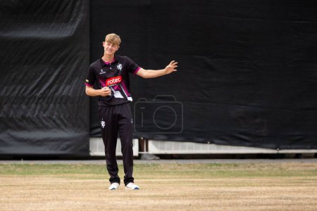 Foto de El jugador de cricket Alfie Ogbourne de Somerset CCC en un partido contra Devon CCC en Bovey Tracey - Imagen libre de derechos