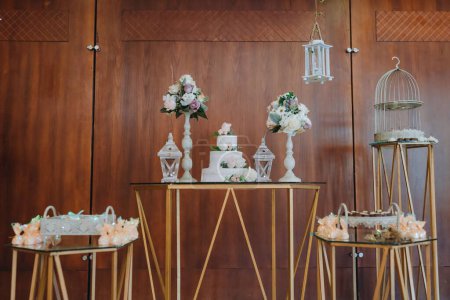 Téléchargez les photos : Le gâteau de mariage avec des décorations de mariage et d'autres bonbons - en image libre de droit