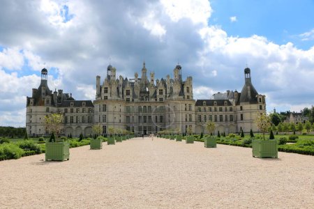 Téléchargez les photos : Le Château de Chambord sous le ciel nuageux du Centre de la France - en image libre de droit