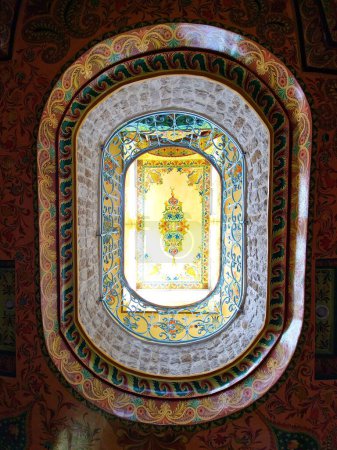 Téléchargez les photos : Un plafond magnifiquement décoré dans un bâtiment tunisien. Tunisie, Afrique du Nord. - en image libre de droit