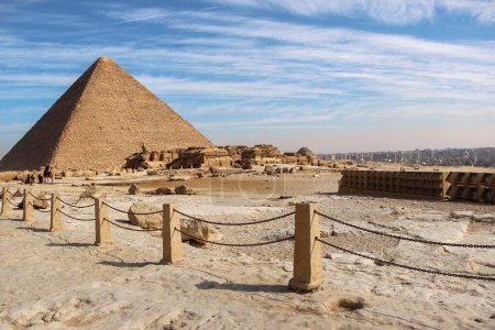 Téléchargez les photos : Une ancienne pyramide égyptienne contre un ciel nuageux bleu par une journée ensoleillée - en image libre de droit