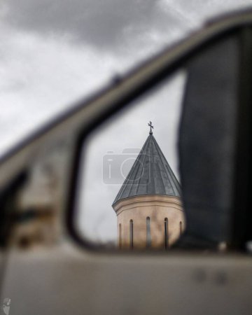 Téléchargez les photos : Église dans la nature à travers la fenêtre de la voiture - en image libre de droit