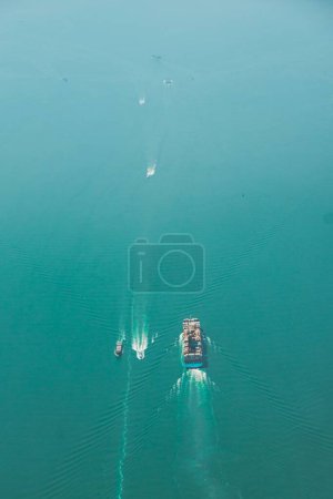 Téléchargez les photos : Une antenne d'un bateau dans un lagon, paysage marin ensoleillé - en image libre de droit