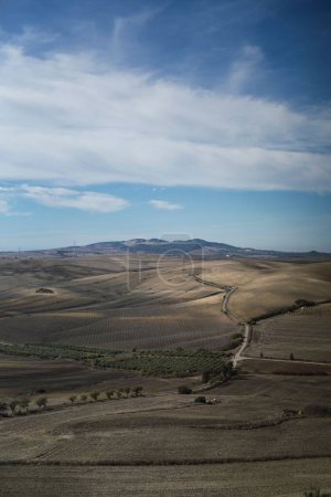 Téléchargez les photos : Un plan vertical de belles montagnes en Espera, Espagne - en image libre de droit