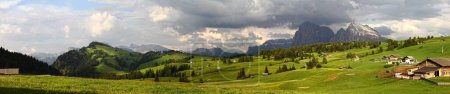 Téléchargez les photos : Un paysage panoramique de montagnes Dolomites avec ciel brumeux dans le Trentin-Tyrol du Sud, Italie - en image libre de droit