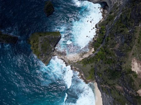 Foto de Un plano aéreo de una isla cubierta de árboles rodeada de aguas cristalinas - Imagen libre de derechos