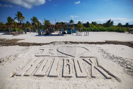 Foto de El texto "Me encanta Holbox" en la arena durante la pandemia en Holbox, Quintana Roo, México - Imagen libre de derechos