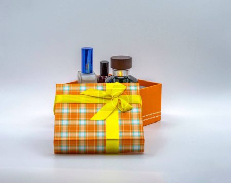 Foto de Un primer plano de botellas de perfume en una caja de regalo amarilla - Imagen libre de derechos