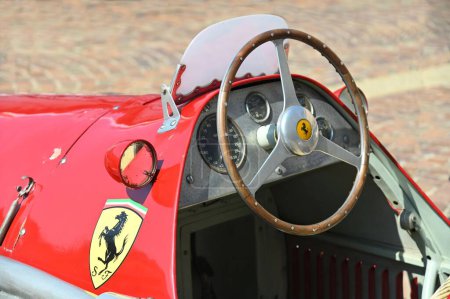Foto de Un primer plano del volante de un coche de carreras Ferrari vintage. - Imagen libre de derechos