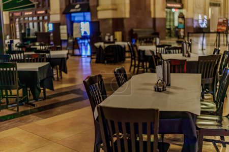 Téléchargez les photos : Les tables vides dans un restaurant fermé à la gare syndicale de Kansas City - en image libre de droit