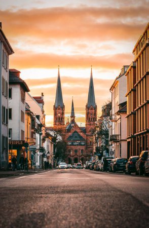 Téléchargez les photos : Plan vertical de Johanneskirche, église Saint-Jean au coucher du soleil. Fribourg. - en image libre de droit