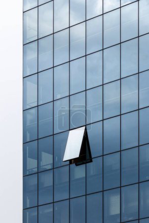 Foto de Un plano vertical de la parte exterior de las ventanas de cristal de un edificio moderno y bien diseñado - Imagen libre de derechos