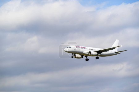 Téléchargez les photos : L'avion Airbus A320-232, atterrissant à l'aéroport Josep Tarradellas de Barcelone-El Prat - en image libre de droit