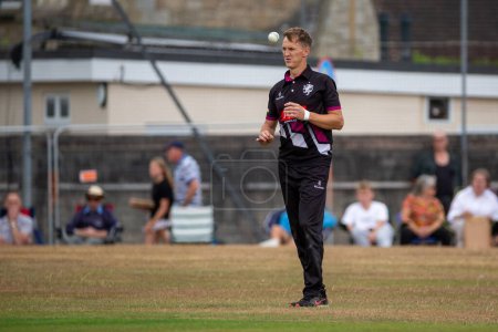 Foto de El jugador de cricket Max Waller de Somerset CCC en un partido - Imagen libre de derechos