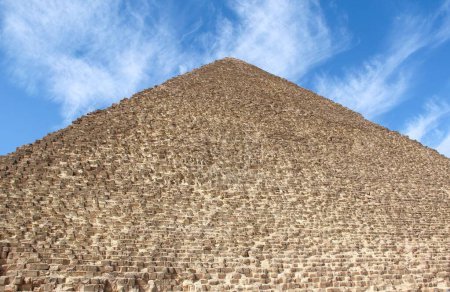 Téléchargez les photos : Une ancienne pyramide égyptienne contre un ciel nuageux bleu par une journée ensoleillée - en image libre de droit