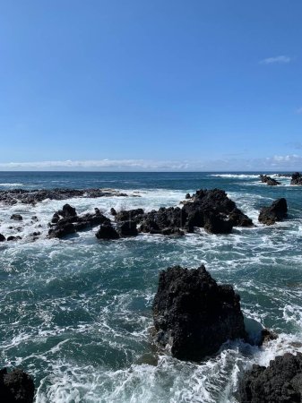 Foto de Olas en una bahía rocosa en Maui, Hawai - Imagen libre de derechos