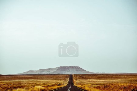Foto de La vista de un camino de campo con acantilados en el fondo. Sudafrica. - Imagen libre de derechos