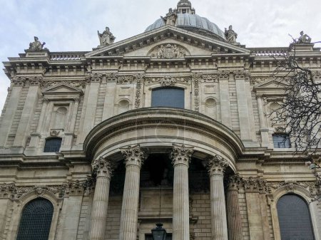 Téléchargez les photos : Une belle façade avant de la cathédrale Saint-Paul - en image libre de droit