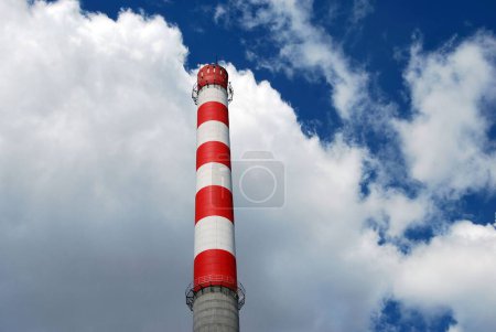 Téléchargez les photos : Plan à angle bas d'un tuyau d'usine rouge et blanc avec un ciel nuageux en arrière-plan - en image libre de droit