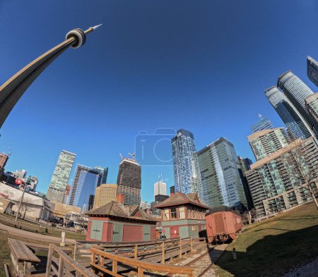 Foto de Una vista de bajo ángulo de la torre CN en Toronto, Canadá en un día soleado - Imagen libre de derechos