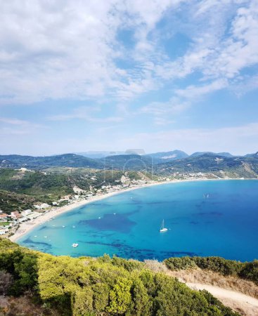 Foto de Un plano vertical de una costa en la isla de Corfú, Grecia - Imagen libre de derechos