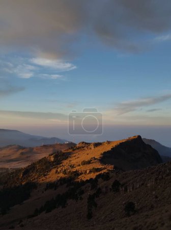 Téléchargez les photos : Un angle élevé d'une vue sur le paysage avec Tatras et Gerlach pic au coucher du soleil - en image libre de droit