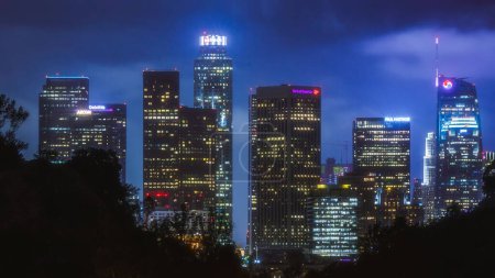 Téléchargez les photos : Un beau cliché des bâtiments modernes illuminés du centre-ville de Los Angeles - en image libre de droit