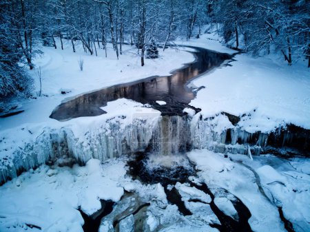 Téléchargez les photos : DJI drone photo d'une cascade gelée de Keila en Estonie pendant l'hiver, rivière gelée et parc - en image libre de droit