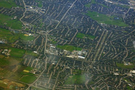 Téléchargez les photos : La vue aérienne d'un quartier résidentiel avec des champs verts. - en image libre de droit