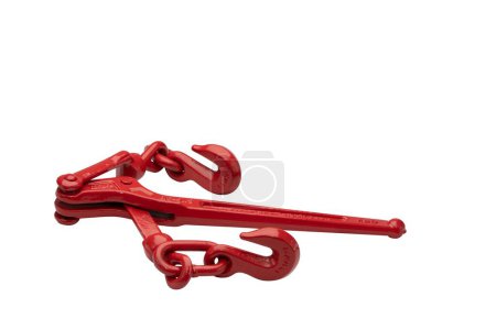 Foto de Un aglutinante de cadena de trinquete rojo metálico para asegurar la carga aislada en el fondo blanco - Imagen libre de derechos