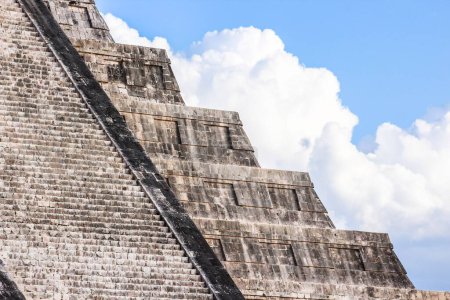 Téléchargez les photos : Côté des pyramides chichen itza - en image libre de droit
