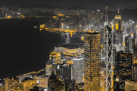 Foto de Una vista aérea del paisaje urbano en la orilla por la noche iluminada con luces, Hong Kong, China - Imagen libre de derechos