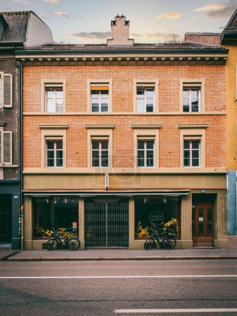 Téléchargez les photos : Vue verticale d'une façade d'un bâtiment en brique orange à Fribourg. - en image libre de droit