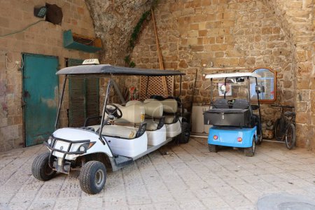 Téléchargez les photos : Une belle vue sur le transport vintage pour les touristes dans un garage de rue à Acre en Israël - en image libre de droit