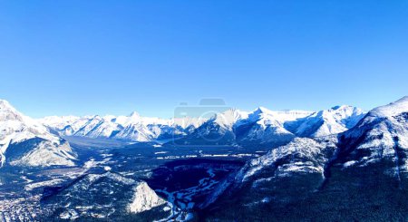 Téléchargez les photos : Vue aérienne des sommets enneigés du parc national Banff en Alberta, Canada - en image libre de droit