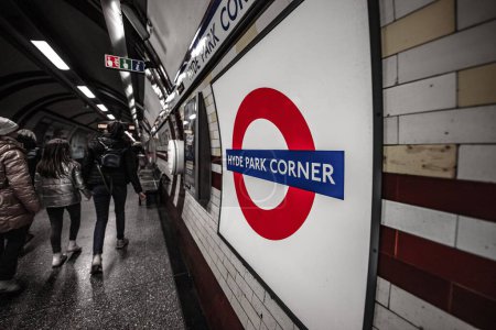 Foto de Vista trasera de la gente en la estación de metro de Londres, señal de Hyde Park Corner - Imagen libre de derechos