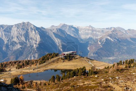 Foto de Lac de Tracouet con estación de teleférico en Nendaz Suiza cantón valais - Imagen libre de derechos
