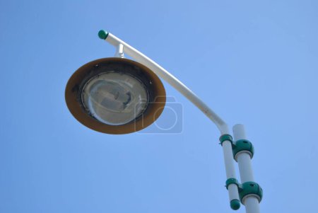 Foto de Un tiro de ángulo bajo de una lámpara de calle en un poste con un cielo azul en el fondo - Imagen libre de derechos